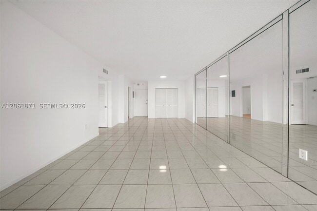 Building Photo - 400 Kings Point Dr