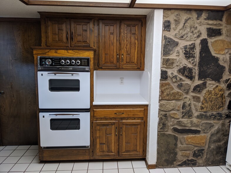 Kitchen - double oven - 205 N Easy St