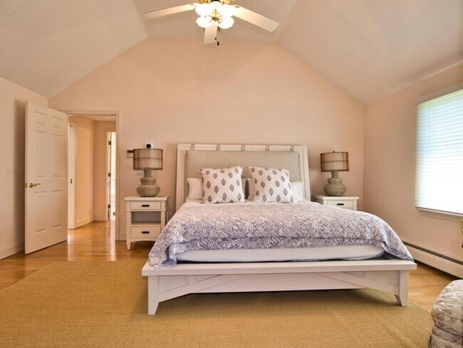 Building Photo - 149 Nanaquaket Rd