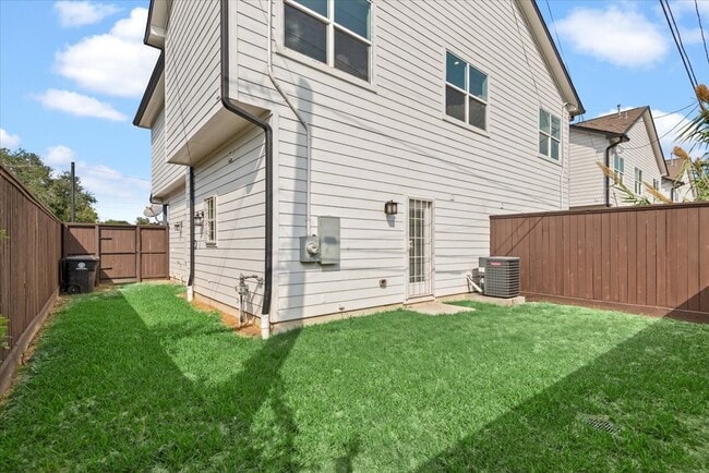 Building Photo - 2002 Lynnfield St