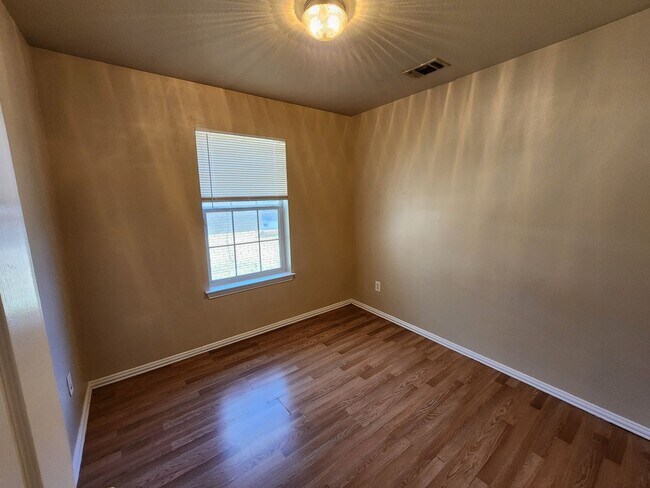 Building Photo - 3 Bedroom Duplex In South Fort Worth