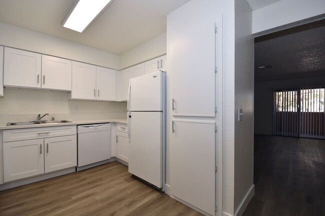 Building Photo - Charming  2 Bed 2 Bath Home at Desert Shores!