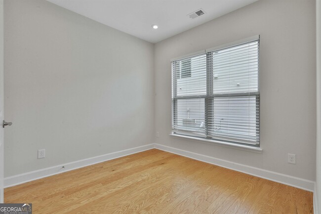 Building Photo - 330 Elkins Pl