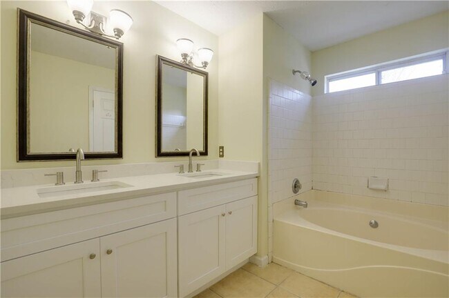 Building Photo - 4033 Oak Glenn Dr