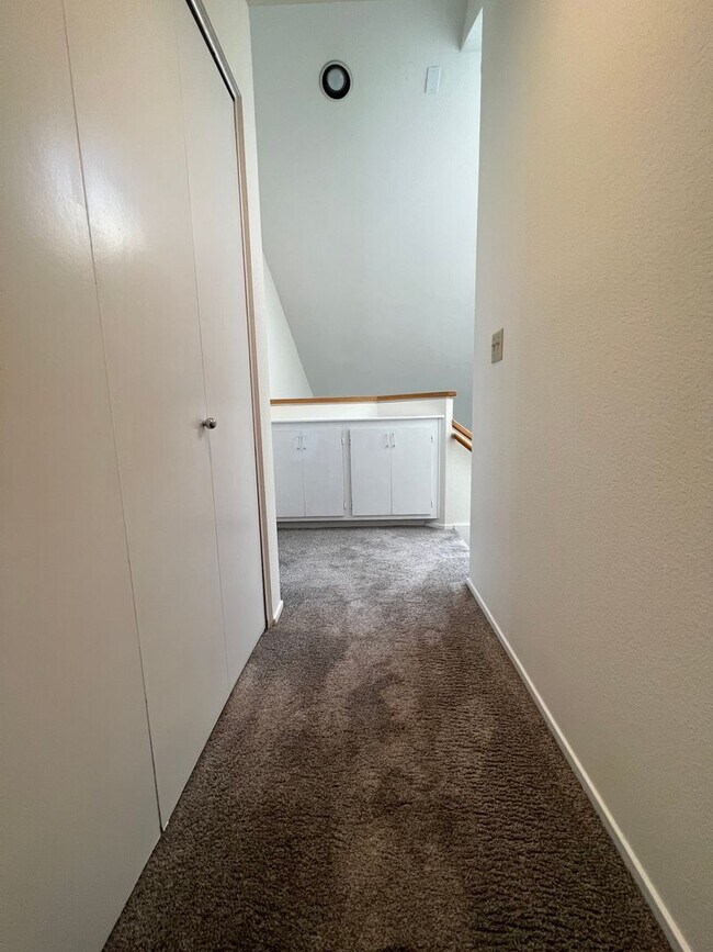 Building Photo - 2 Bedroom 2.5 bath townhouse