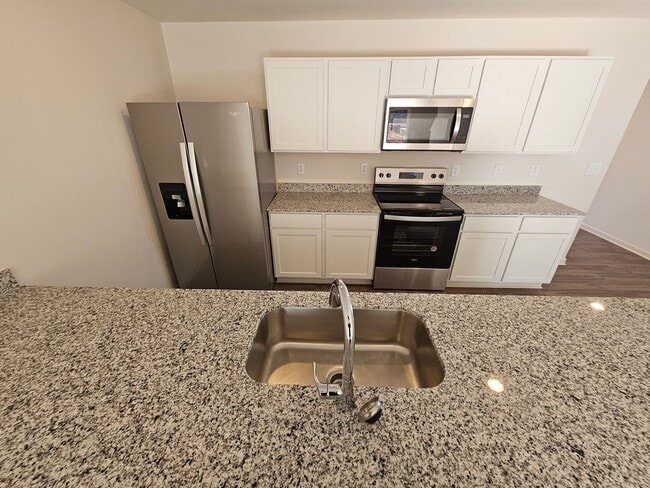 Building Photo - Like New Townhome in the heart of Newton