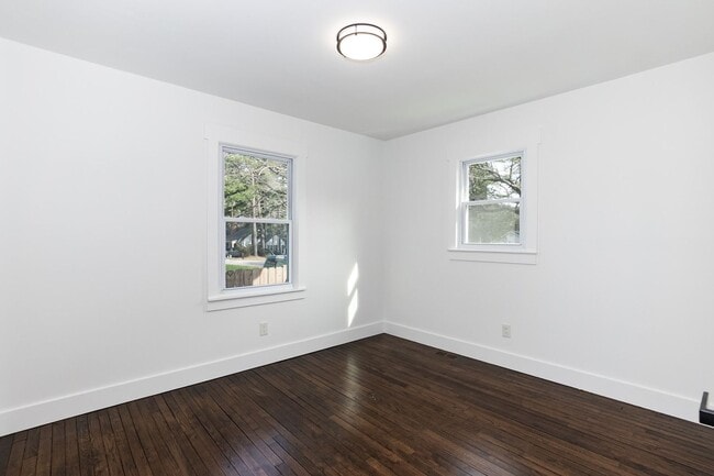 Building Photo - Three Bedroom Home!