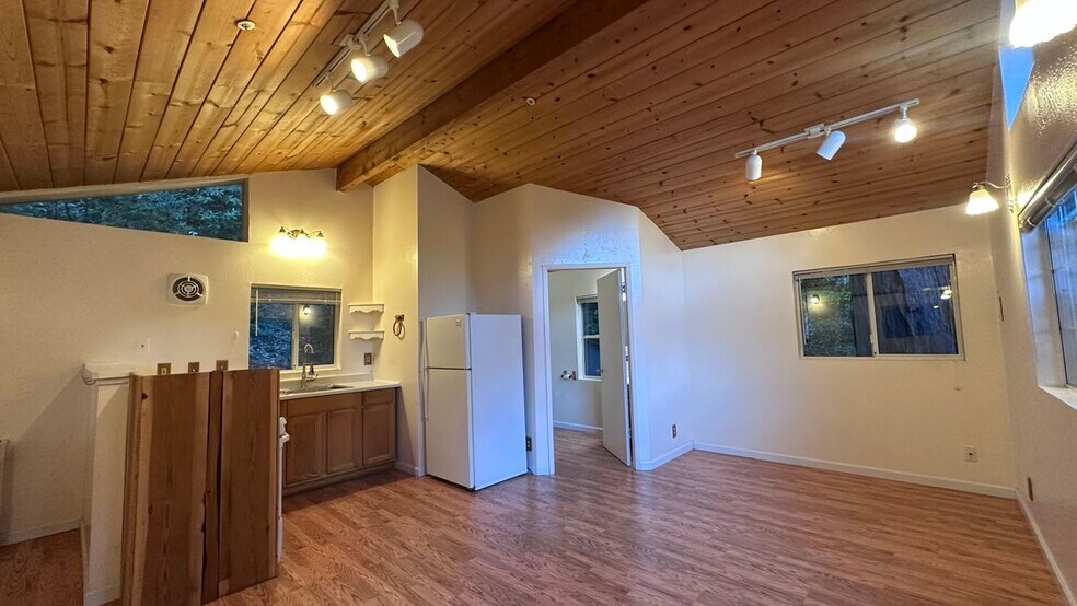 Building Photo - 10311 California Dr