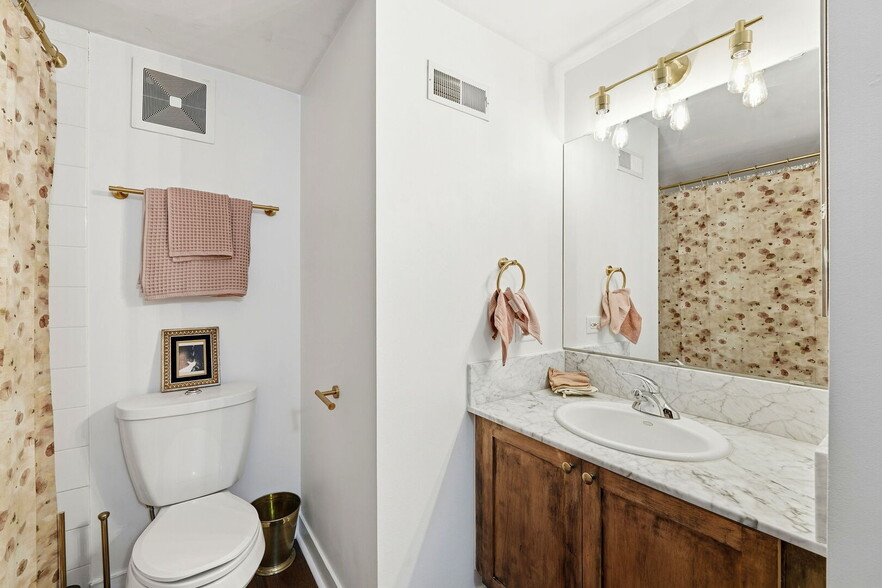 Building Photo - 949 W Madison St