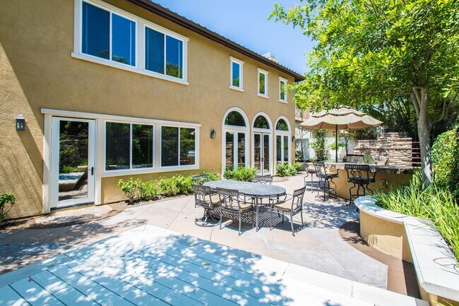 Building Photo - Beautiful 5 bedroom/ 3 Bath Miraleste home...