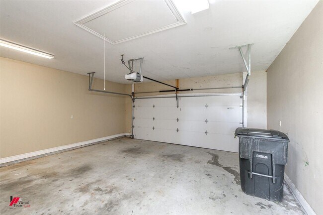 Building Photo - Villaggio Townhouse