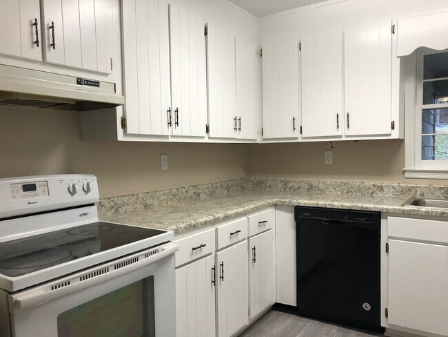 Building Photo - 515 Chateau Dr SE