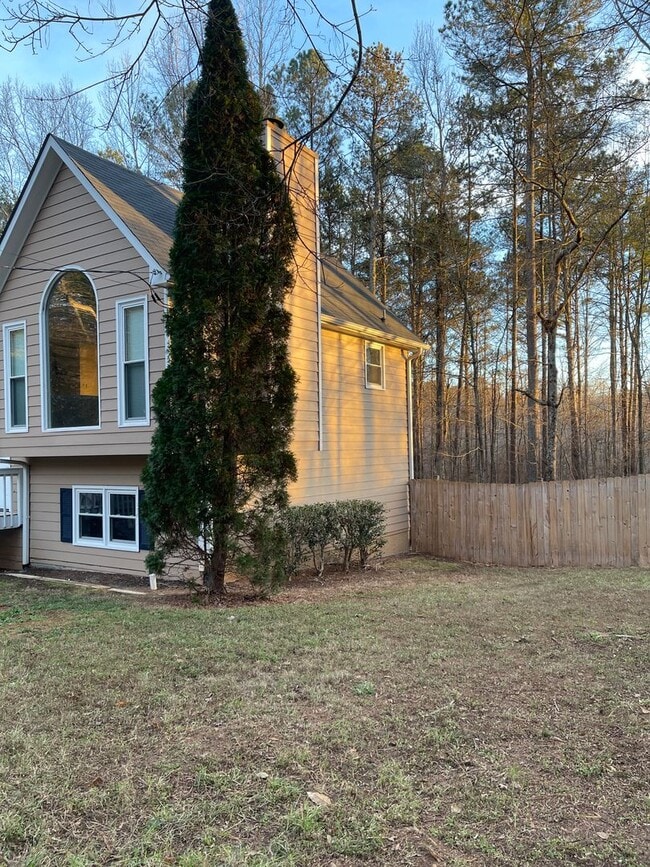 Building Photo - Split Foyer Home with Fenced Yard