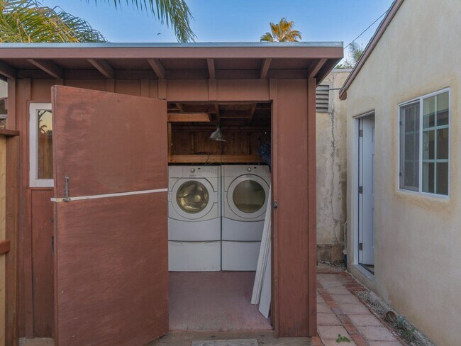 Building Photo - Freshly Updated Studio in South Park! * All Utilities Included! *