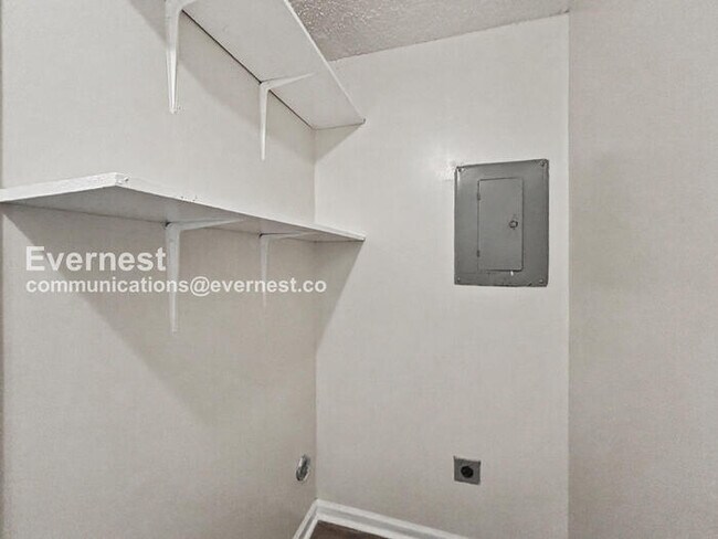 Building Photo - 3 Bed/2 Bath Home with Carport / Pet-Friendly / Available Now!