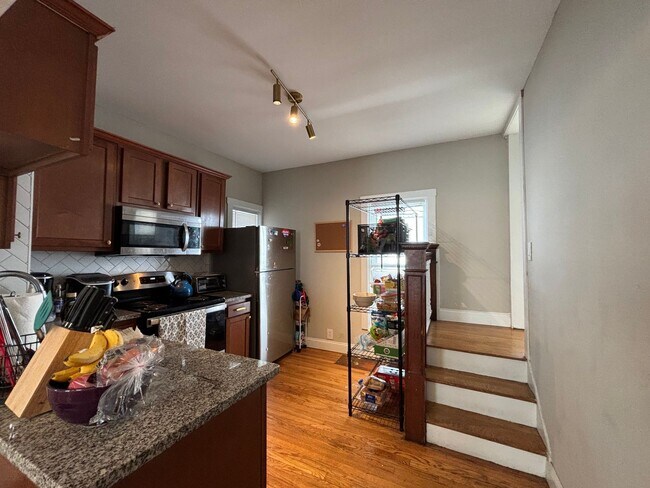 Building Photo - Single Family Home In The Park Ave Neighborhood!