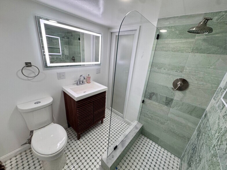 Building Photo - 1315 W 37th St