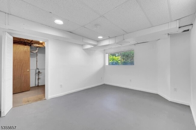 Building Photo - 8 Delbarton Ct