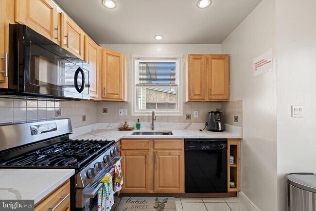 Building Photo - 233 Melrose Ave