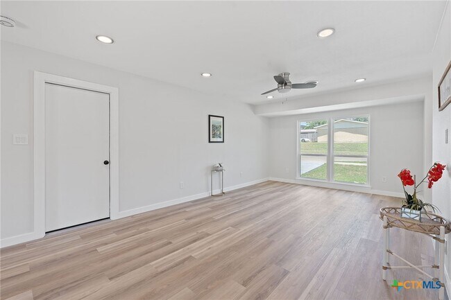 Building Photo - 711 Santa Rosa Dr