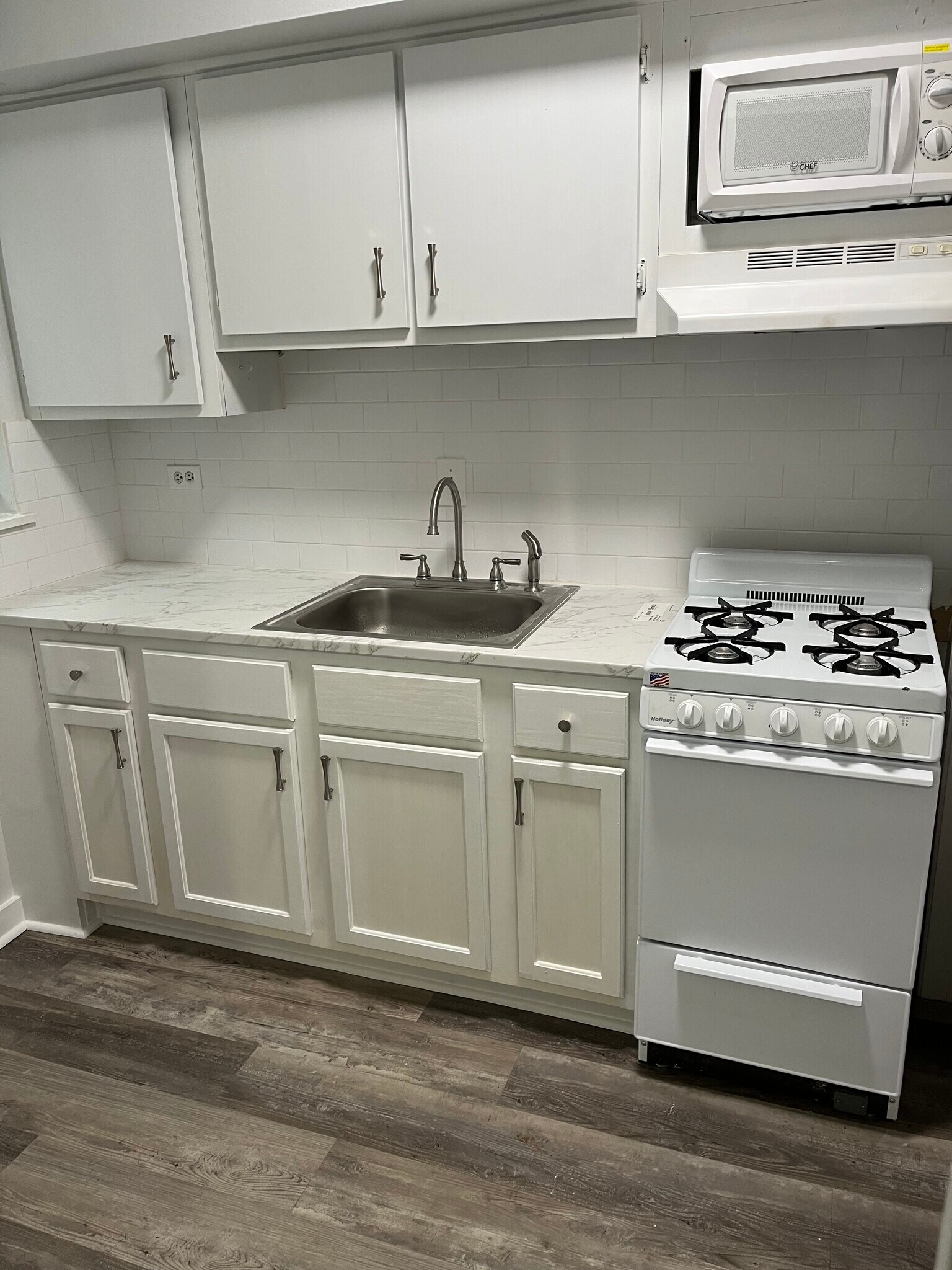 Kitchen - 585 E Parkway S