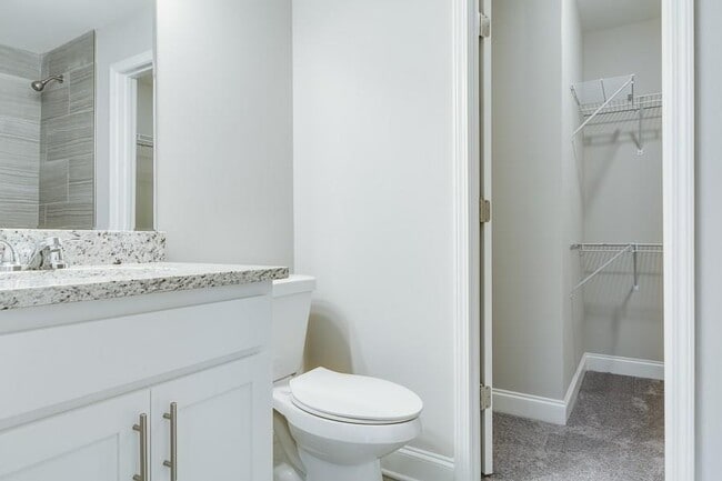 Building Photo - 124 Woodbine Cir SE