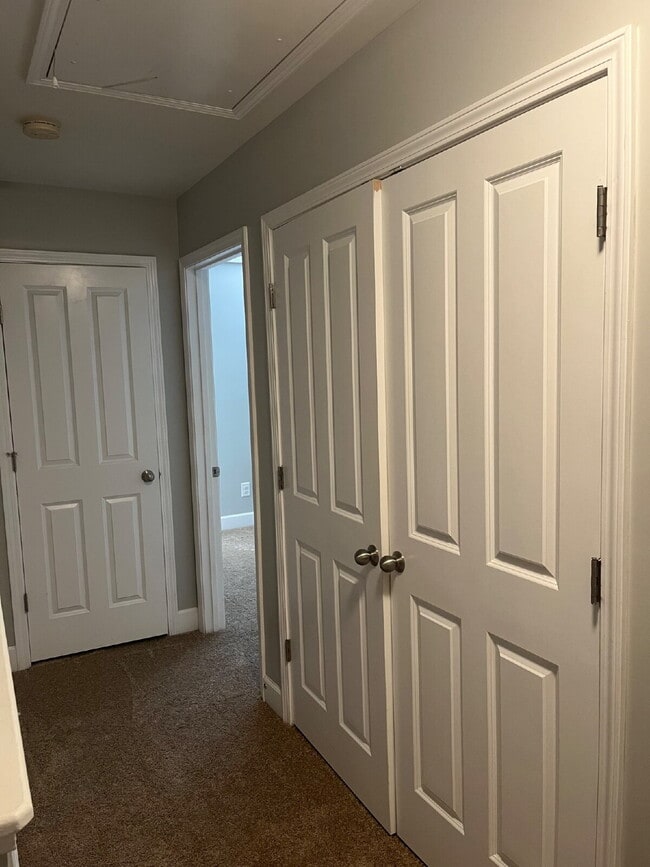 Building Photo - "Charming 2-Bed Townhouse Retreat with 2.5...
