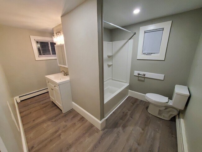 Building Photo - 392 E Center St