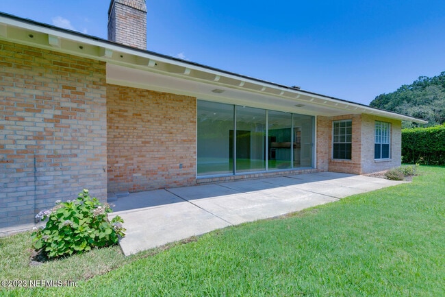 Building Photo - 221 Pablo Rd