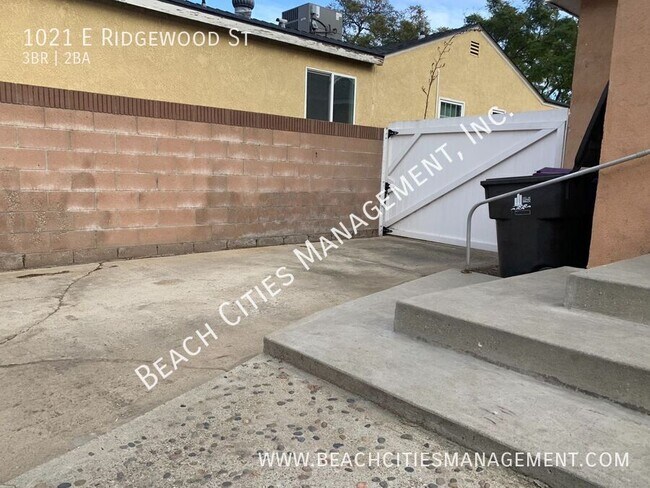 Building Photo - 1021 E Ridgewood St