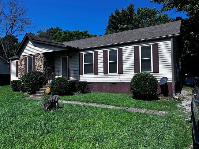 Building Photo - Large three bedroom, one and a half bath t...