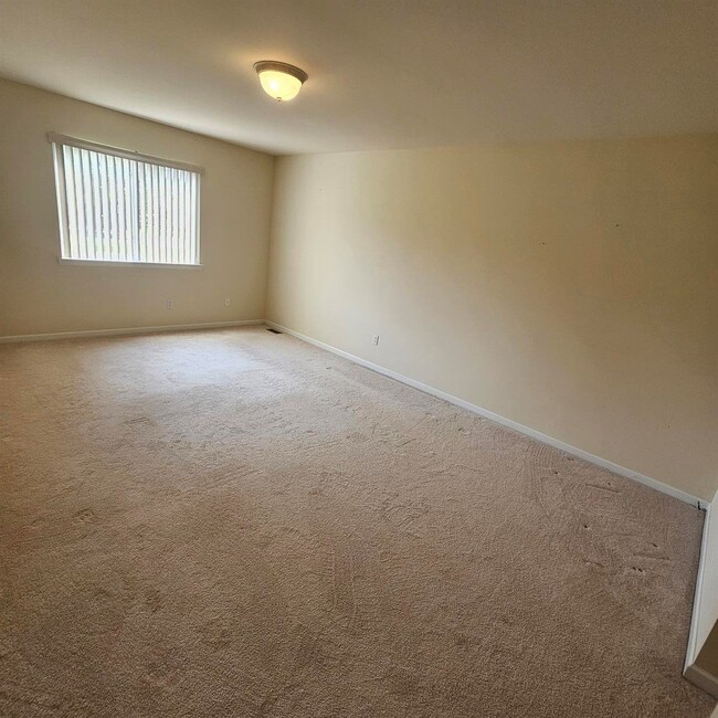 Building Photo - 3 Bedroom, 2.5 Bath Condo, Kitchen with St...
