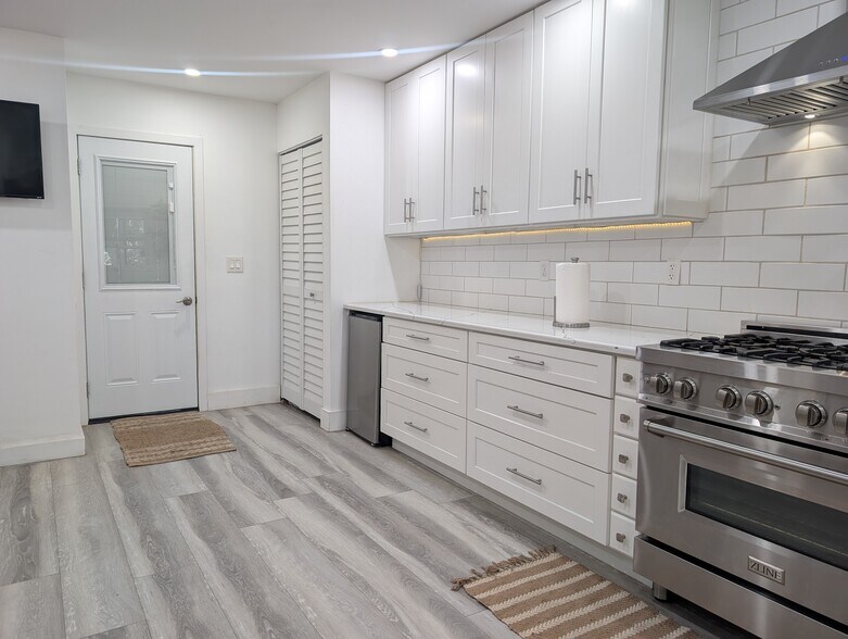 Gourmet Kitchen - 4440 Saxon Dr