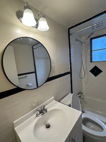 Building Photo - 668 Linwood Ave NE