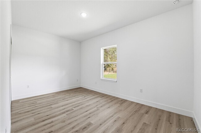Building Photo - 2275 W Linden Dr