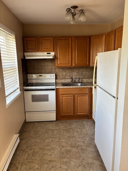 Kitchen - 422 Ringwood Ave