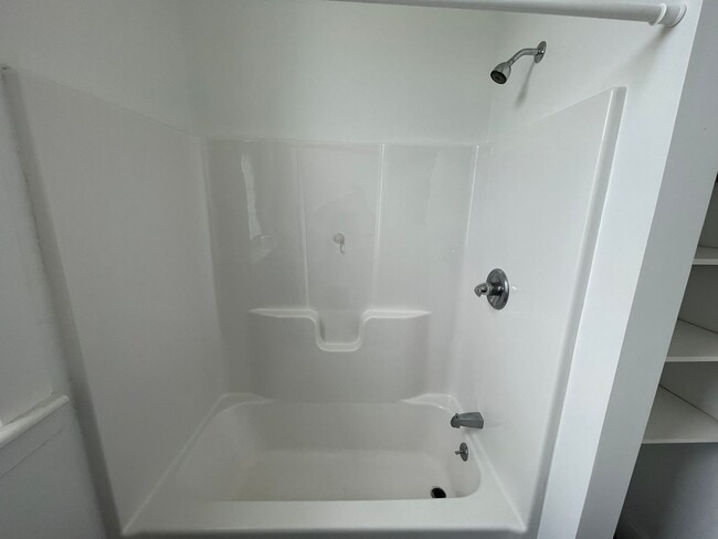 Building Photo - Single Family Home 2 Bedrooms 1 Bath with ...