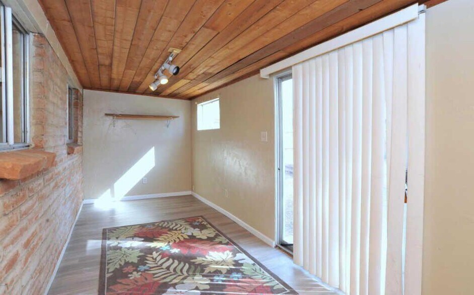 bedroom - 1222 E Lee St