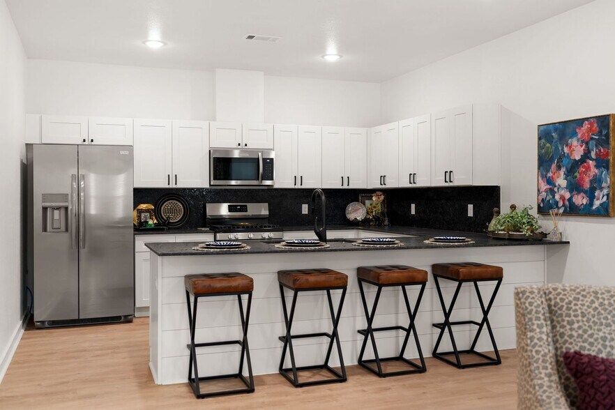 Building Photo - 8826 Cantera Dr