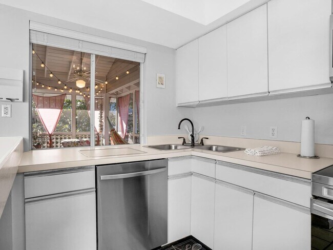 Building Photo - 3BR/3BA Fully Furnished Beach Cottage at H...