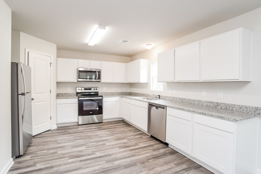 Building Photo - 4047 Lake Russell Dr