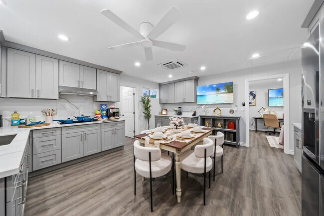 Building Photo - 10983 Parkdale Ave