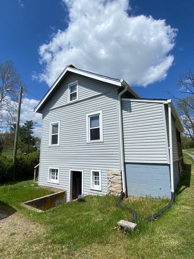 Building Photo - Available May 21st!!!