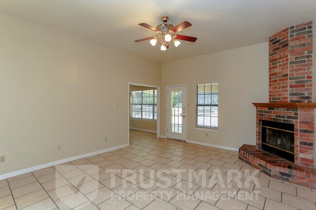 Building Photo - 800 Silver Creek Dr