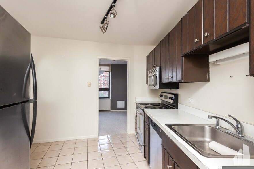 Building Photo - 3930 N Pine Grove Ave