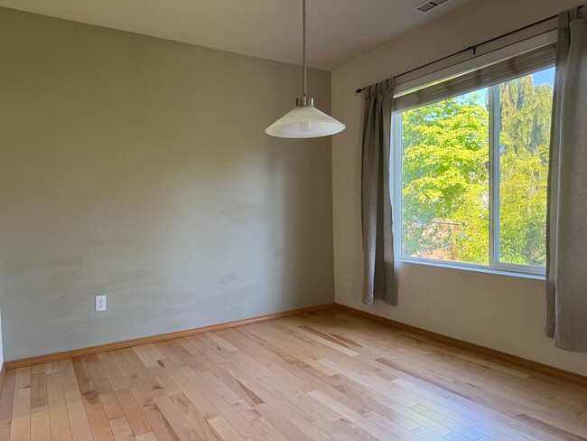 Building Photo - Beautiful 3 beds, 2.5 baths 6 minutes to V...
