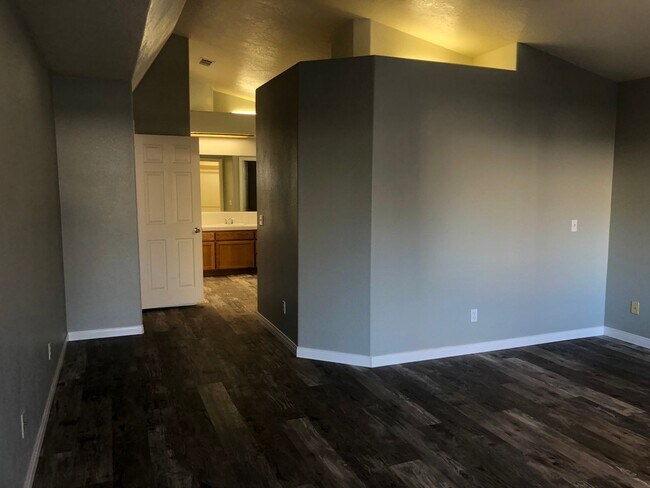 Building Photo - 3 bedroom 2 bathroom Home in Silver Lakes!...