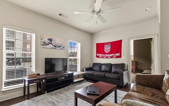 Building Photo - 2 bedroom, 2 bath Condo available now