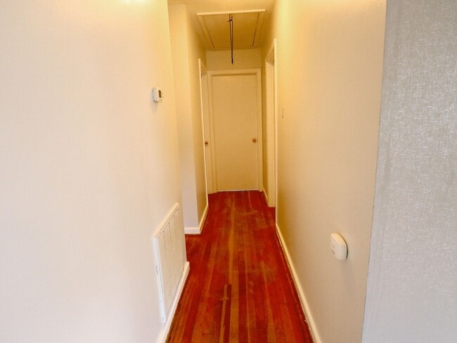 Building Photo - Move-In Ready 3 Bed/1 Bath Rancher | Spacious Yard & Enclosed Porch!