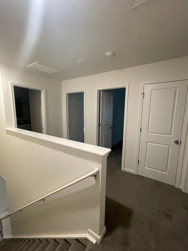 Building Photo - Welcome to this stunning 3-bedroom, 2.5-ba...